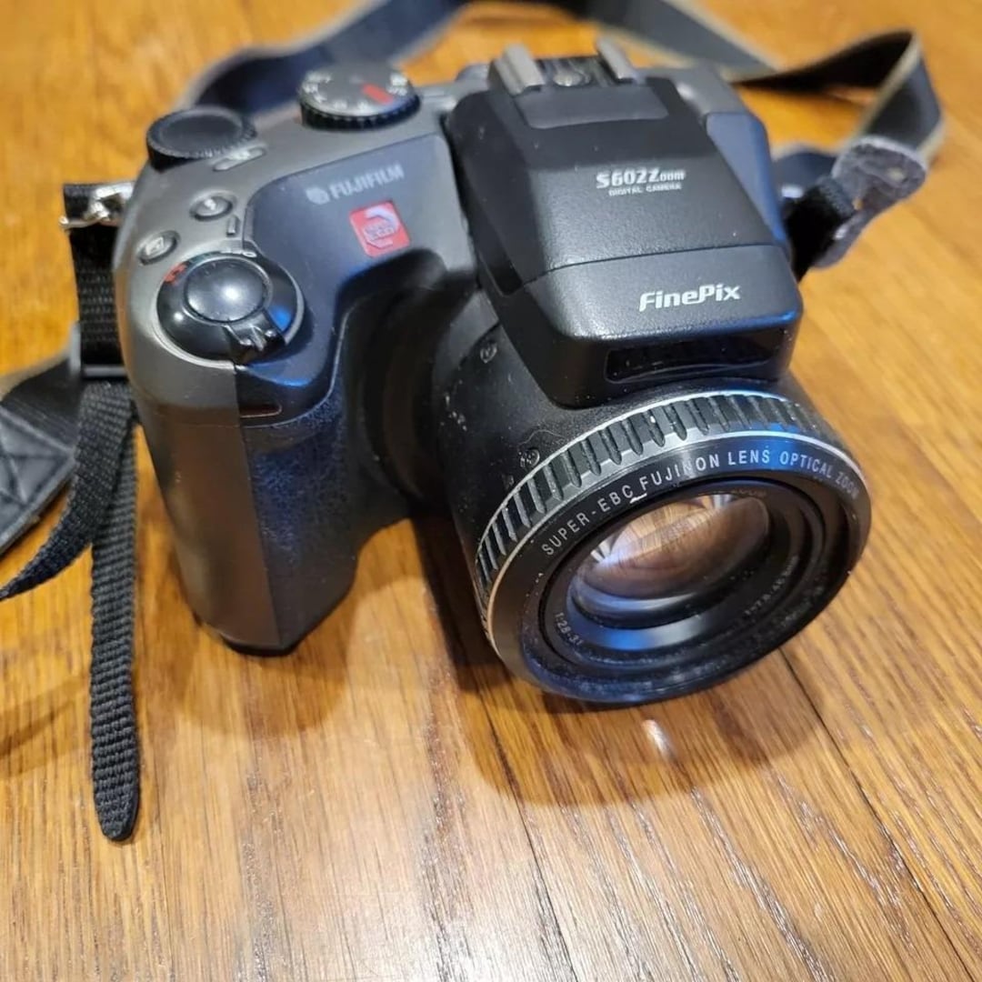 Fujifilm S602z Finepix Digital Camera Fujinon Lens 6X Optical Zoom