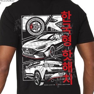Puede incluir: Camiseta negra con un gráfico blanco de un coche Hyundai y el texto coreano "한국형 핫해치", que se traduce como "Korean Hot Hatch". El gráfico está en un estilo de cómic con un acento rojo.
