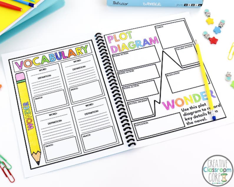 Pode incluir: Um caderno preto e branco com uma se&ccedil;&atilde;o de vocabul&aacute;rio colorida e uma se&ccedil;&atilde;o de diagrama de enredo. O caderno &eacute; intitulado "Wonder" e tem um l&aacute;pis amarelo com uma borracha arco-&iacute;ris na capa.
