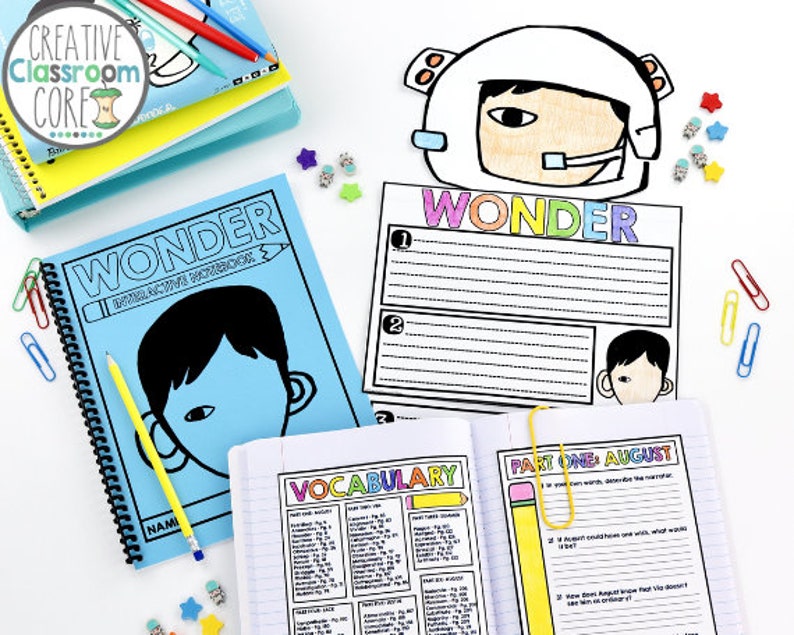 Pode incluir: Um caderno interativo azul e preto com a palavra "WONDER" na capa. O caderno est&aacute; aberto em uma p&aacute;gina com uma lista de vocabul&aacute;rio e uma se&ccedil;&atilde;o intitulada "Parte Um: Agosto".