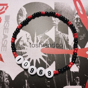 ONE OK ROCK 10969 Pulseira de miçangas com letras vermelhas e pretas