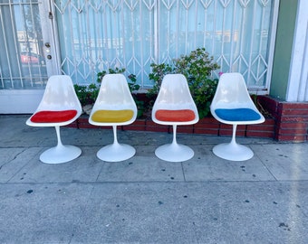 Chaises de salle à manger en fibre de verre du milieu du siècle stylisées d’après Eero Saarinen