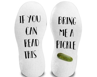 Wenn Sie dies lesen können, bringen Sie mir eine Pickle. Neuheit Funky Crew Socken. Weihnachtsgeschenke. Pantoffelsocken. Personalisiertes Geschenk. Geburtstagsgeschenk. Gurke