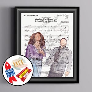 Op de afbeelding: Zwart omlijst kunstwerk met bladmuziek en illustraties van twee figuren. De tekst luidt "Goodbye Until Tomorrow / I Could Never Rescue You" en "The Last Five Years." Een sticker met "Broadway Cares Equity Fights AIDS" is zichtbaar.