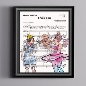 Puede incluir: Obra de arte enmarcada con una partitura musical titulada "Freak Flag". La obra de arte incluye ilustraciones en acuarela de una marioneta, un hombre de jengibre y un hada. La marioneta lleva un sombrero amarillo y un peto. El hada lleva un tutú rosa.