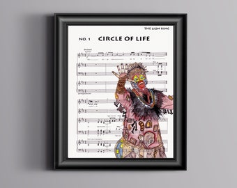 Puede incluir: Una impresión enmarcada de la partitura de la canción "El ciclo de la vida" de la película "El Rey León". La impresión presenta una ilustración colorida de un personaje de la película, que lleva un disfraz rosa y marrón con una gran máscara colorida.