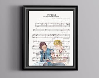 Puede incluir: Una partitura musical de la canción "Stay Gold" del musical "The Outsiders". La música está escrita en notación estándar con la letra impresa debajo. La partitura presenta una ilustración de dos chicos sentados juntos, uno con cabello castaño y una chaqueta azul, el otro con cabello rubio y una camisa blanca.