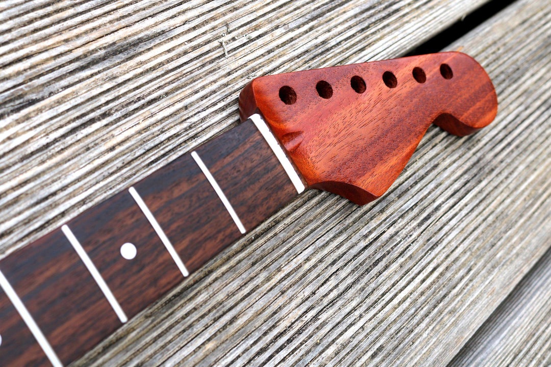 ストラトキャスター タイプ バール マホガニーボディ 2025年最新