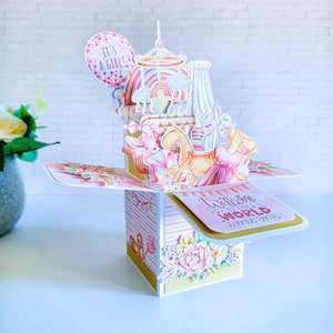 C'est une carte de baby shower de fille, carte de boîte de baby shower