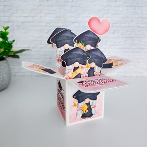 Carte boîte de remise des diplômes gnome, carte rose pour diplômé, carte de félicitations