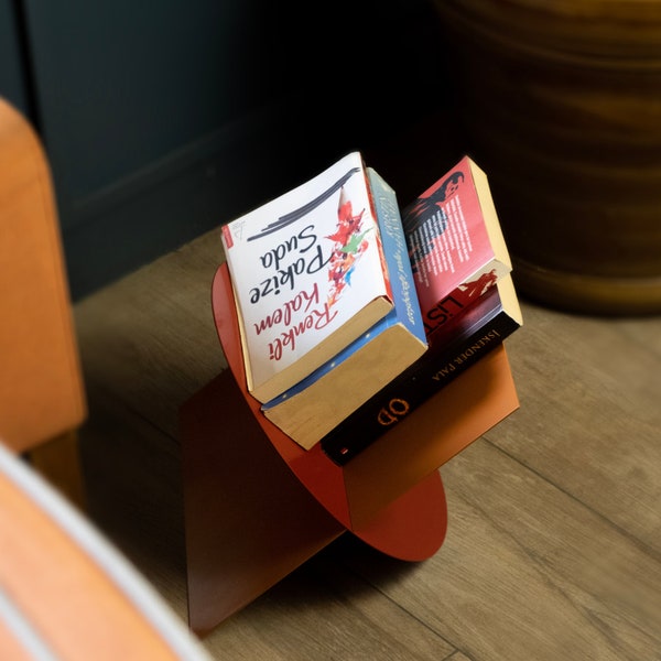 Roter und oranger Metallbuchständer, einzigartiger Designmetallbuchhalter, geometrischer Buchständer für die Hausbibliothek, perfektes Geschenk für Leser