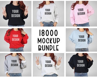 Puede incluir: Un paquete de maquetas de 28 sudaderas Gildan 18000 en 7 colores. Las sudaderas se muestran en una modelo en varias poses, con el texto "YOUR DESIGN" impreso en la parte delantera de cada sudadera.