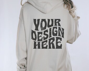 Achterkant van Hoodie Mockup Gildan 18500 Mockup Sand Hoodie Mock Up Trendy Mock Hoody Gildan Hoodie Sand Mock Up Oversized Hoodie Esthetische Preppy