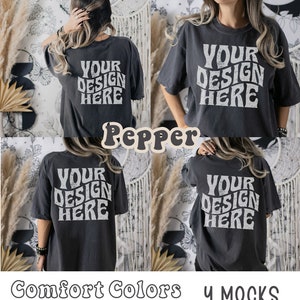 Puede incluir: Cuatro maquetas de una camiseta gris antracita con el texto "YOUR DESIGN HERE" en una fuente retro. El texto es blanco y tiene un aspecto desgastado. La camiseta se muestra en una modelo en diferentes poses.