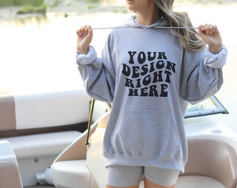 Sport Grey Hoodie Mockup Sport Grey Mockup Gildan 18500 Mock Gildan Sport Grey Mockup Modelo Puesta de sol Playa Agua Río Lago Oversize Estilo de vida