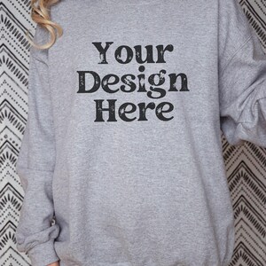 Puede incluir: Una sudadera gris con el texto "Your Design Here" impreso en la parte delantera.