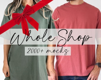 Può includere: Due t-shirt vuote, una verde e una rossa, con un fiocco rosso in cima. Il testo "Whole Shop 2000+ mocks" è visualizzato su uno sfondo bianco.