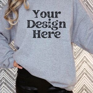 Puede incluir: Una sudadera gris con el texto "Your Design Here" impreso en la parte delantera.