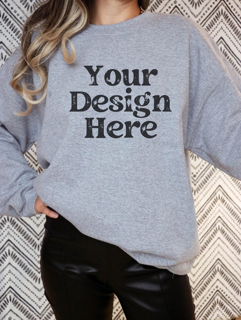 Puede incluir: Una sudadera gris con el texto "Your Design Here" impreso en la parte delantera.