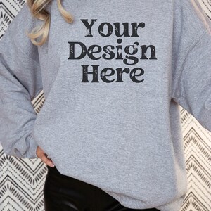 Puede incluir: Una sudadera gris con el texto "Your Design Here" impreso en la parte delantera.