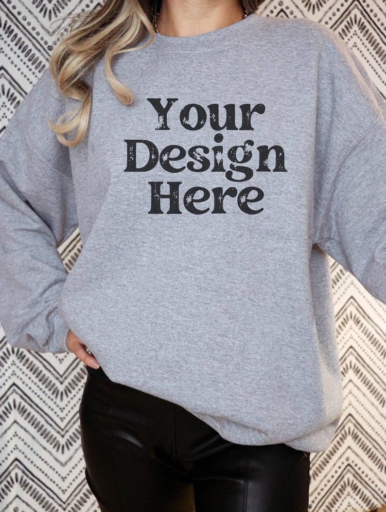 Puede incluir: Una sudadera gris con el texto "Your Design Here" impreso en la parte delantera.