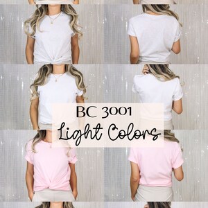 Pu&ograve; includere: Un collage di cinque immagini che mostrano una donna che indossa una variet&agrave; di magliette di colore chiaro. Le magliette sono tutte dello stesso stile, ma sono mostrate in diversi colori, tra cui grigio, bianco e rosa. Il testo "BC 3001 Light Colors" &egrave; visualizzato al centro del collage.