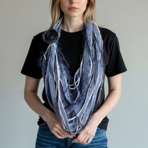 Upcycled Denim Halskette: Textiles Statement Piece mit Brosche