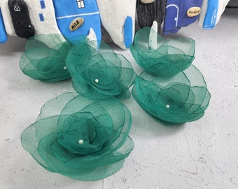 Groene organza-roosapplicaties: opgenaaide stoffen bloemen, set van 5"