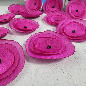Handgjorda fuchsia satinblomapplikationer: Sy-på-dekorationer, set om 15