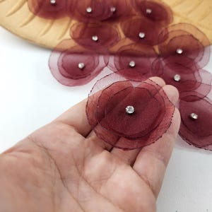 Vinröda organzablomapplikationer: Rödvinrosa med strass (set om 15)