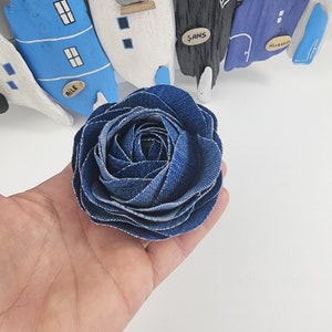 Upcycled jeans flower brooch, denim flower pin, handmade fabric brooch, upcycled flower, denim jewelry, gift for her, gift for girlfriend