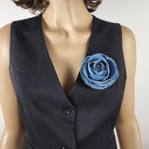 Upcycled jeans flower brooch, denim flower pin, handmade fabric brooch, upcycled flower, denim jewelry, gift for her, gift for girlfriend