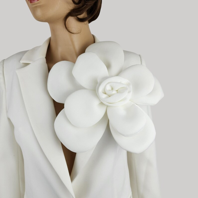 Broche Fleur Blanche Artificielle - Accessoire à Clip Pour Vêtements, Fait Main