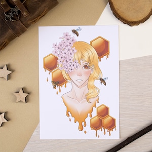 Könnte beinhalten: Illustration einer Frau mit blonden Haaren, geschmückt mit rosa Blüten und Waben. Bienen sind um den Kopf der Frau und tropfenden Honig dargestellt. Das Kunstwerk befindet sich auf weißem Hintergrund.