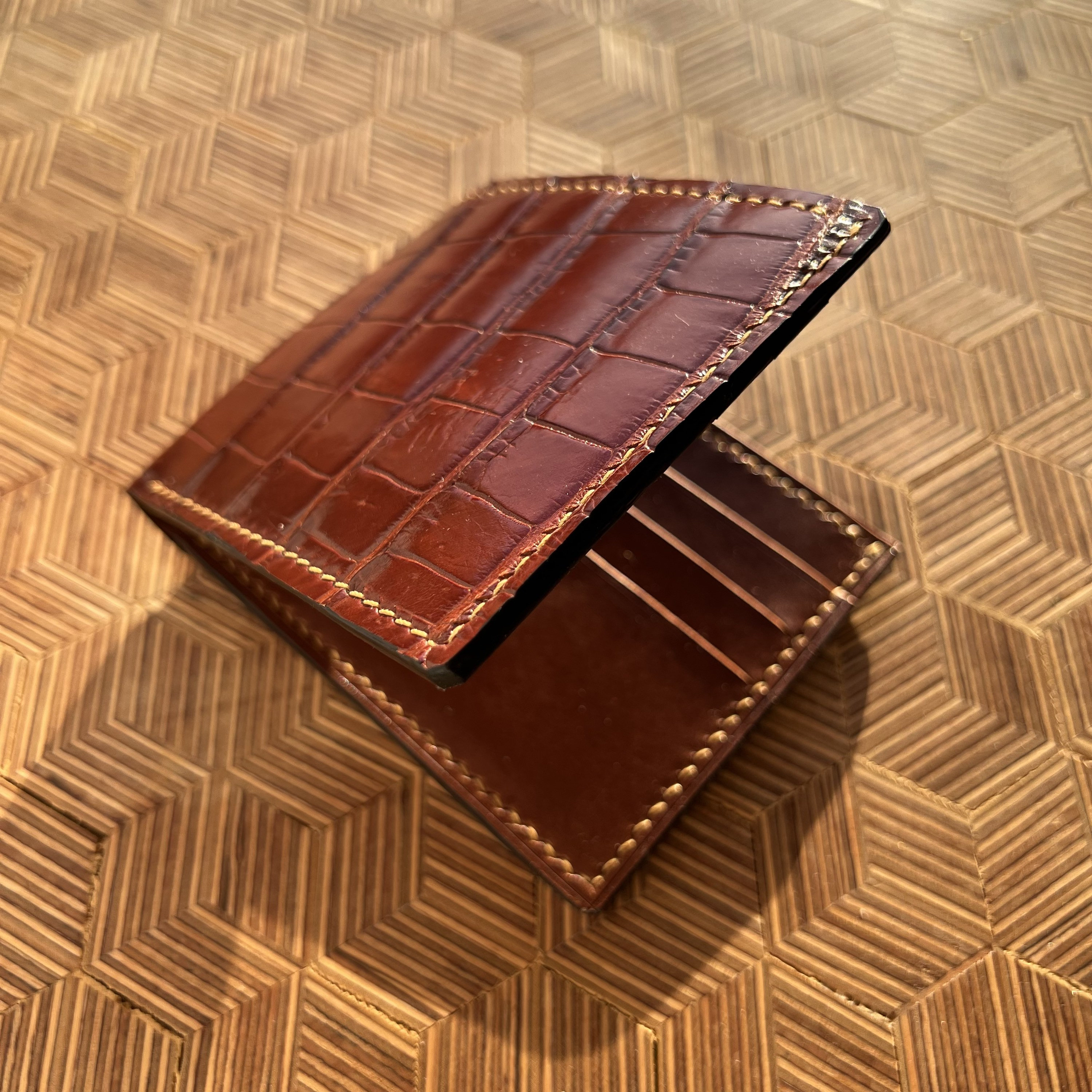 Compact Bifold Wallet in Classic Alligator — Abas