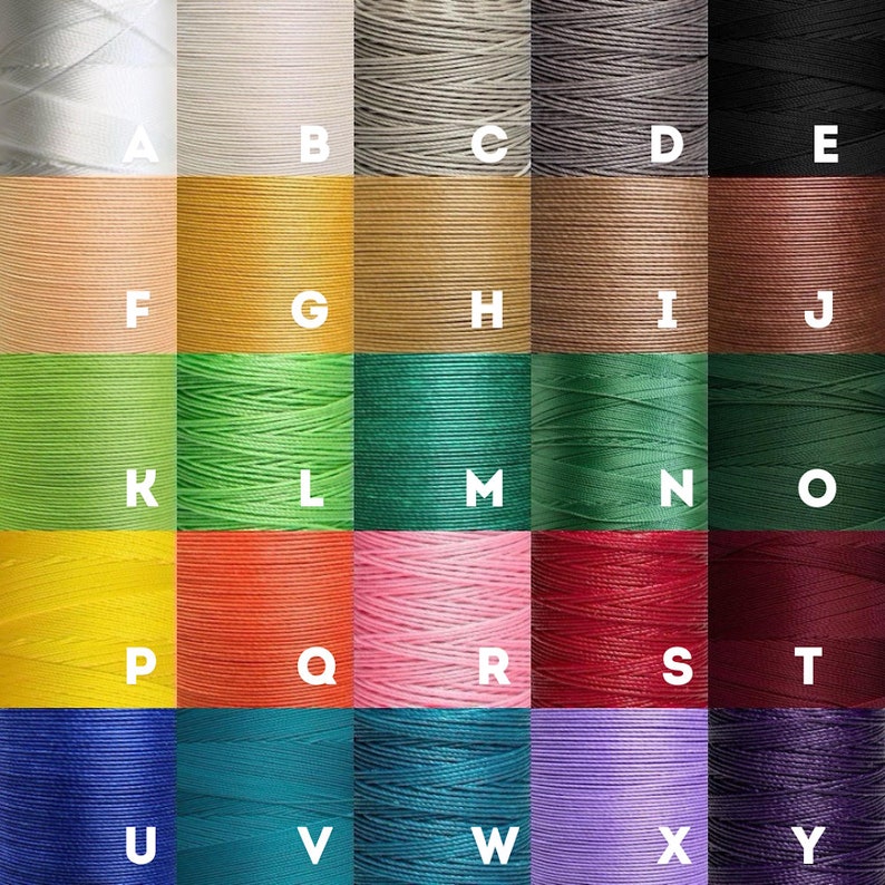 Puede incluir: Una tabla de 25 carretes de hilo de varios colores, etiquetados con letras de la A a la Y. Los carretes est&aacute;n dispuestos en una cuadr&iacute;cula de cinco filas y cinco columnas.