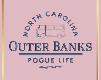 Può includere: Uno sfondo rosa con un contorno blu di un furgone vintage, il testo "NORTH CAROLINA OUTER BANKS POGUE LIFE" e una linea ondulata sottostante.