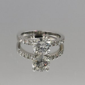 White gold ring with brilliant, 14k gold, 1.52 ct central brilliant cut diamond, 8 glossy sides of 0.22ct total weight