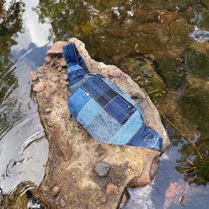 Pochete artesanal em patchwork de jeans reciclado estilo vintage.