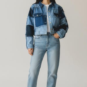 Giacca corta in denim patchwork realizzata a mano / Pezzo unico, cappotto in jeans riciclato / giacca-camicia in denim rielaborato / Capospalla personalizzato sostenibile / Design originale