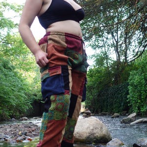 Pantalones de pana con retazos / Pantalones de estilo urbano de ganchillo verde hechos a mano / Moda alternativa reciclada / Ropa única imagen 2