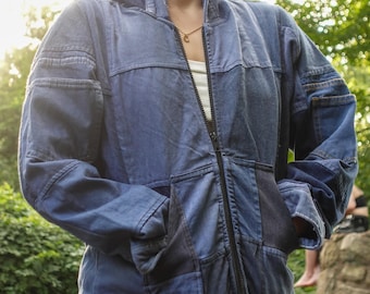 Patchwork-jeanhoodie | Handgjord streetwear-jacka med flera fickor | Återvunnen mörk denimhoodie | One of One Clothing