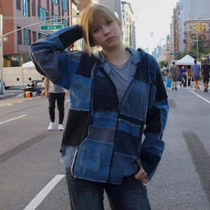 Jaqueta jeans patchwork com zíper | Jaqueta streetwear vintage feita à mão | Peça única reciclada | Jaqueta jeans repaginada