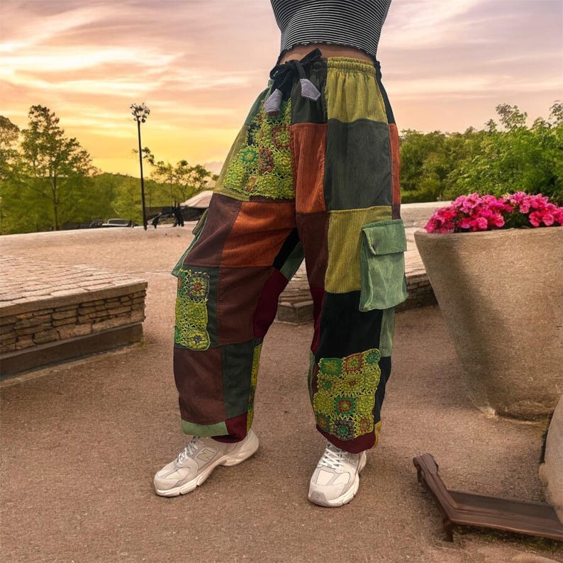 Puede incluir: Pantal&oacute;n de patchwork con cintura de cord&oacute;n y grandes bolsillos cargo. El pantal&oacute;n est&aacute; hecho de una variedad de telas en tonos de verde, marr&oacute;n y rojo.
