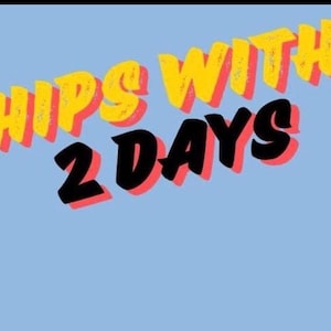 Puede incluir: Un dise&ntilde;o gr&aacute;fico con un fondo azul y texto amarillo y rojo que dice "SHIPS WITHIN 2 DAYS".