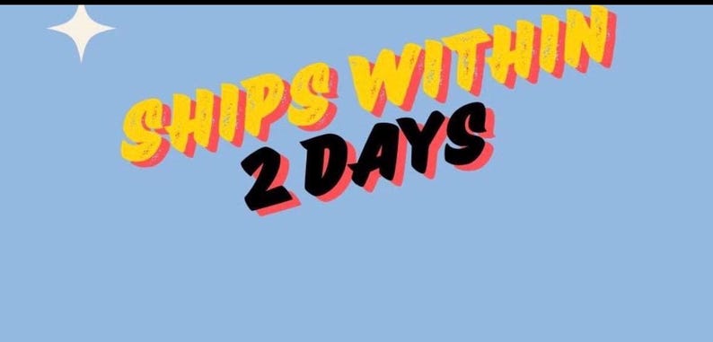 Puede incluir: Un dise&ntilde;o gr&aacute;fico con un fondo azul y texto amarillo y rojo que dice "SHIPS WITHIN 2 DAYS".
