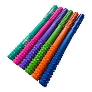 Pode incluir: Um conjunto de seis bastões sensoriais cilíndricos para mastigar em cores vibrantes, incluindo azul-petróleo, rosa, roxo, verde-limão, laranja e azul. Cada bastão apresenta uma superfície texturizada com pequenas cristas diagonais.