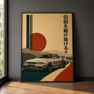 Op de afbeelding: Een verticale poster met een witte sportwagen op een bochtige weg. De achtergrond toont een grote rode cirkel, verticale strepen en bergen. Japanse tekst staat verticaal aan de rechterkant en de auto is voorzien van diverse stickers.