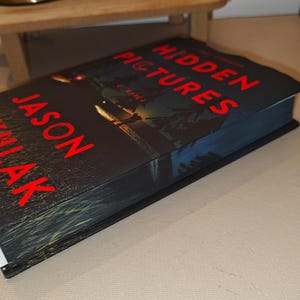 Ukryte obrazy autorstwa Jasona Rekulaka, kopia z malowanymi krawędziami