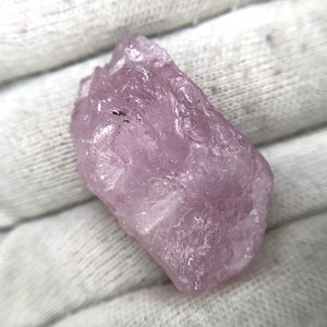 57.70cts 100% Natural Pink Morganite Rough Gemstone 17.50x29mm Good Qulaity Loose Gemstone For Jewellery Making At Wholesale Price.